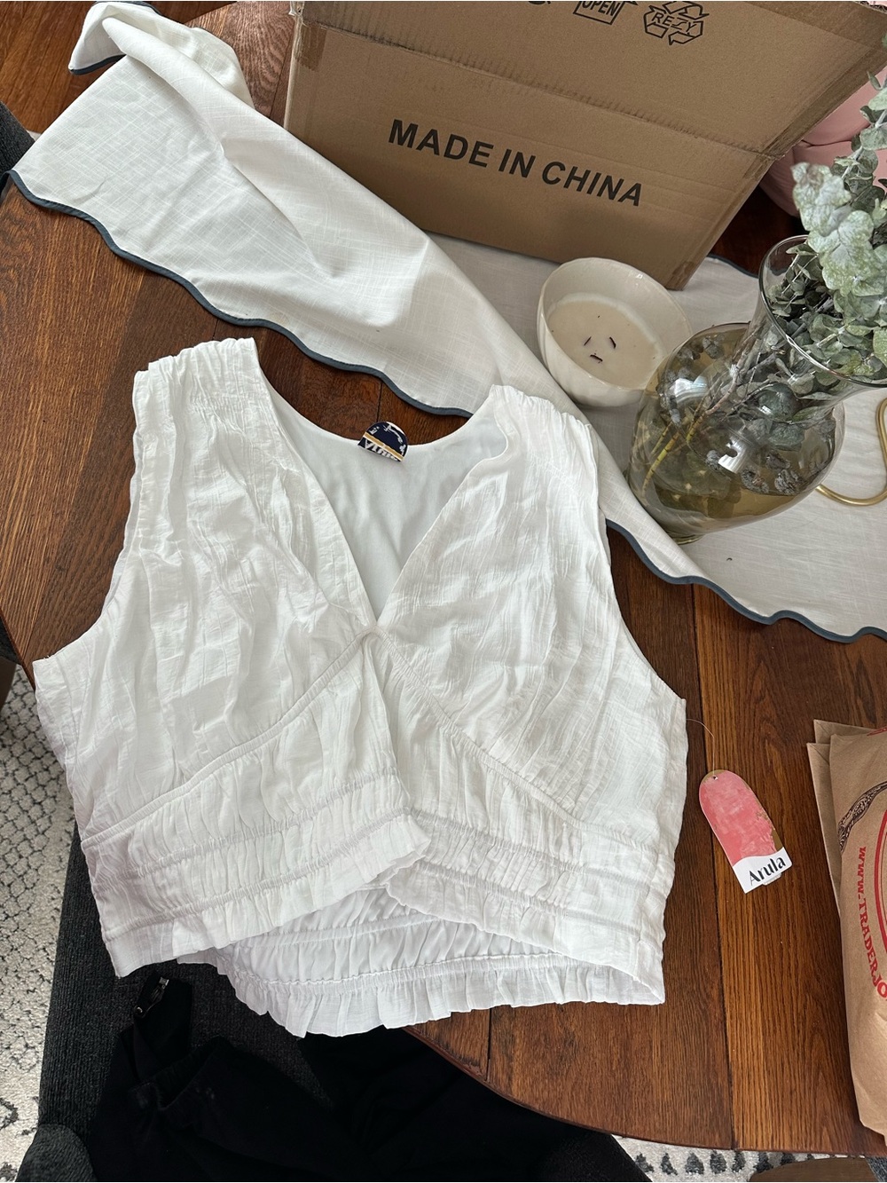 ARULA White Textured V-Neck Cropped Tank